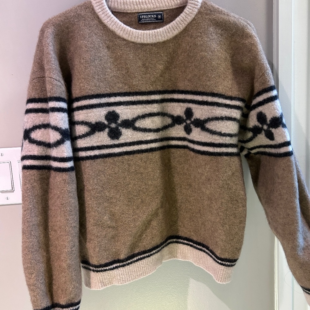 VINTAGE STYLE SWEATER